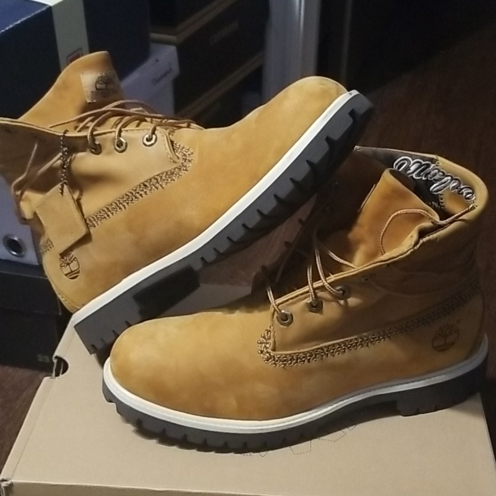 Timberland Roll Top wheat and white boots
